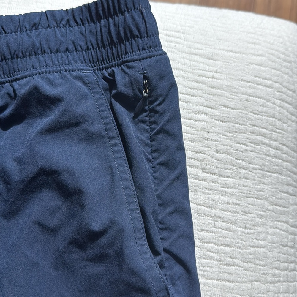 Rhone mako 9” navy athletic shorts size L, NWOT - Picture 4 of 6